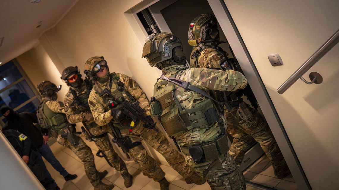 Kradli auta warte miliony – wpadli po wielkiej akcji policji na Pomorzu [FOTO]