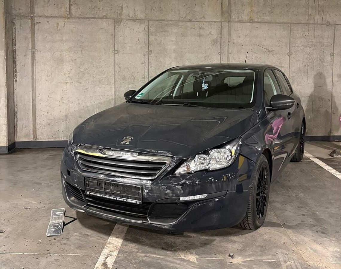 Ktoś rozbił auto i uciekł! Parking CH Ogrody — szukamy świadków