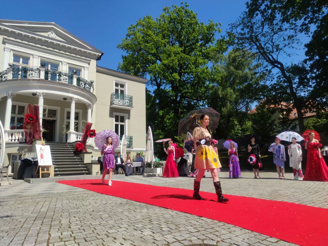 Kwiaty w modzie. Za nami pokaz uczennic ZSIŚiU w Elblągu [WIDEO]