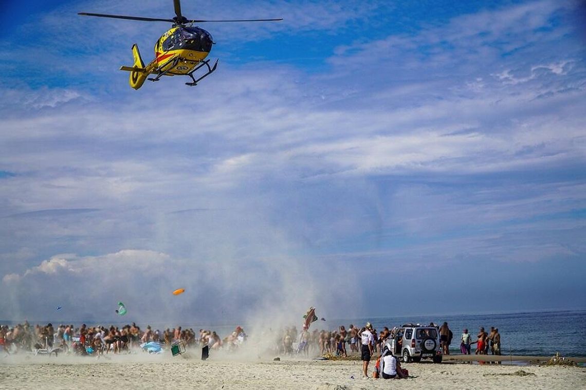 Latające parawany podczas akcji ratunkowej. Policja apeluje do plażowiczów