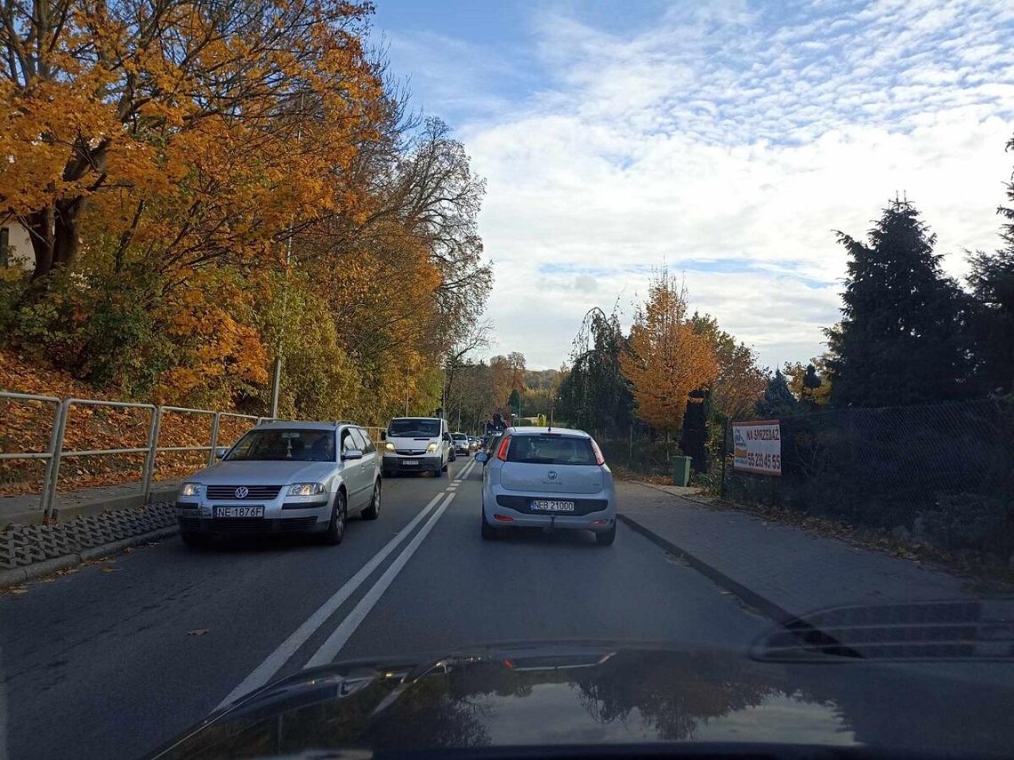 Łęczycka się korkuje. Jak dojechać na elbląskie cmentarze?