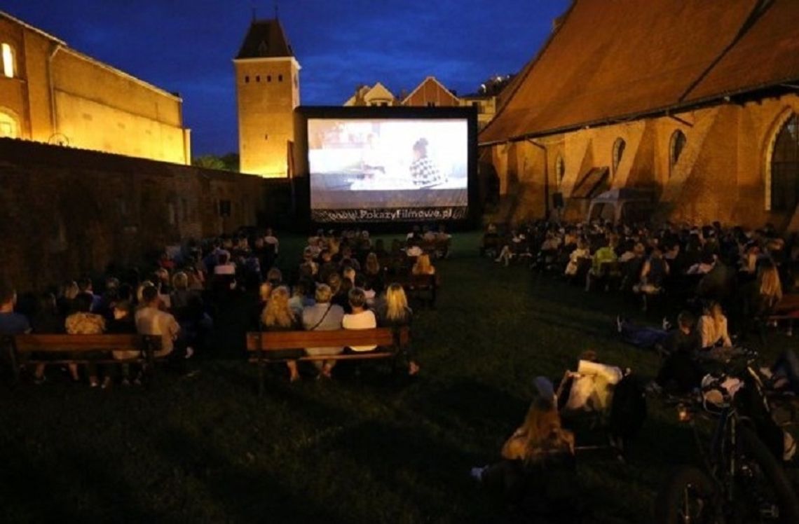 Letnie kino pod chmurką w Elblągu [REPERTUAR]