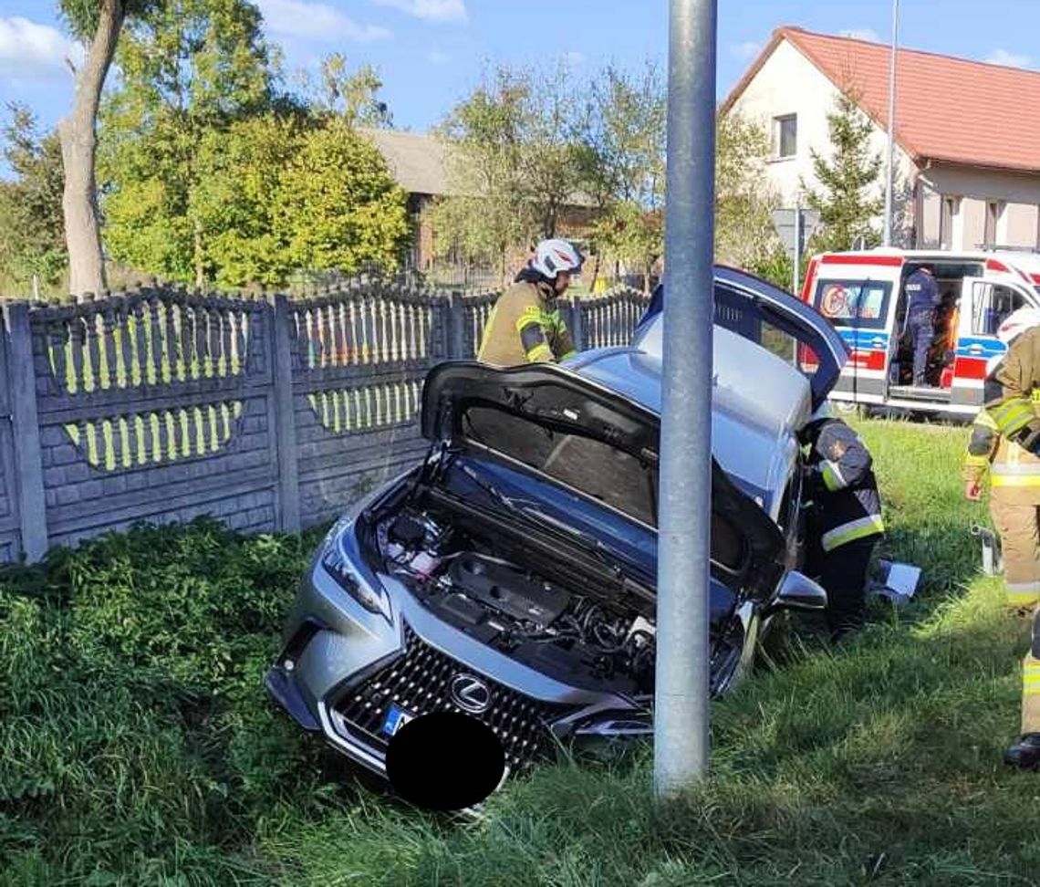 Lexus wylądował w rowie