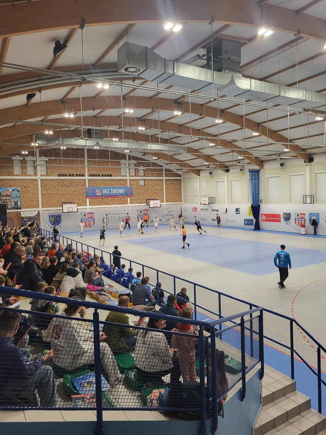 Lider tabeli poza zasięgiem. Wysoka porażka na wyjeździe Lider tabeli poza zasięgiem. Wysoka porażka na wyjeździe