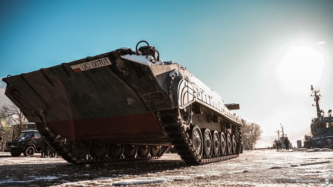 Manewry wojskowe na Zalewie Wiślanym [wideo]