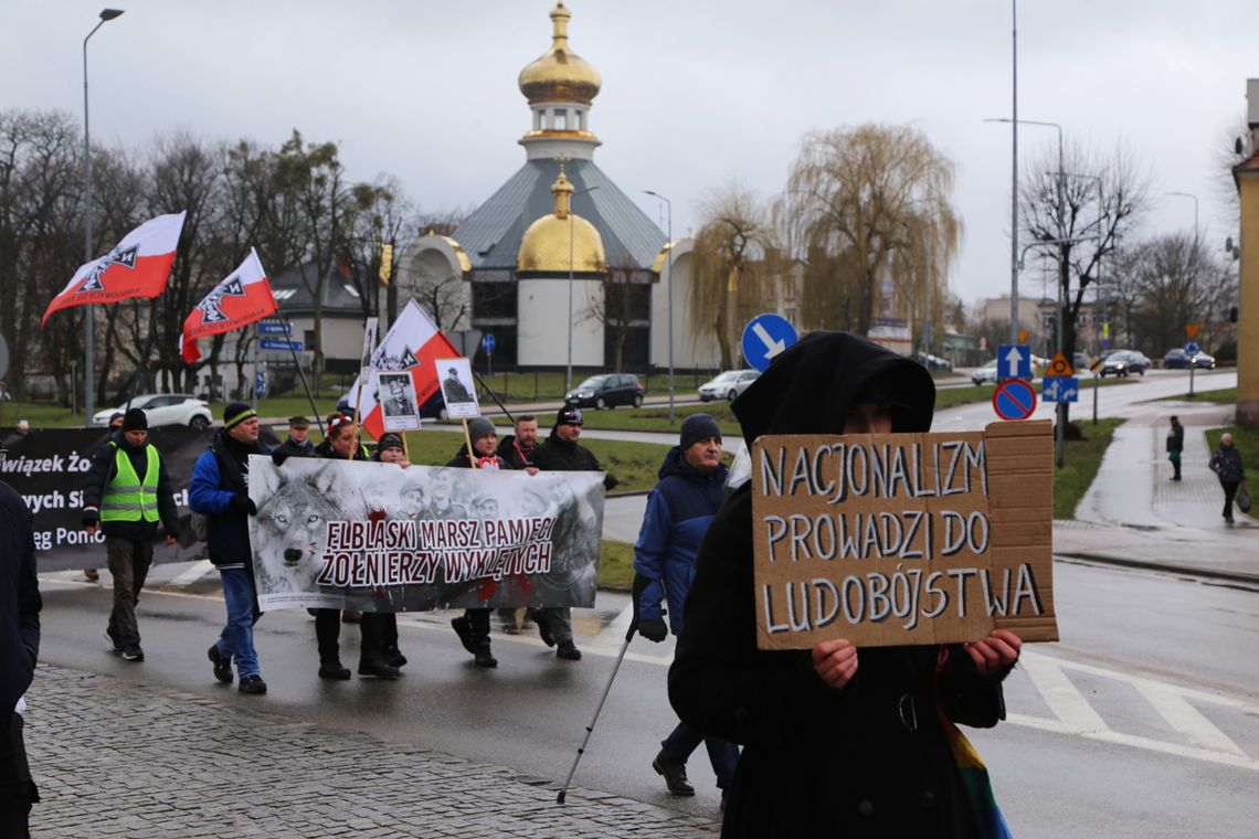 Marszowi wyklętych towarzyszyła kobieta z tęczową torbą [ZDJĘCIA]