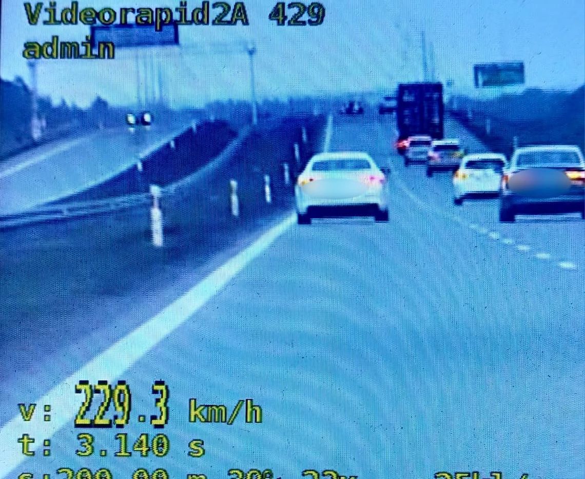 Maserati pędziło 229 km/h po S7. Sąd uchylił mandat, policja się nie poddaje