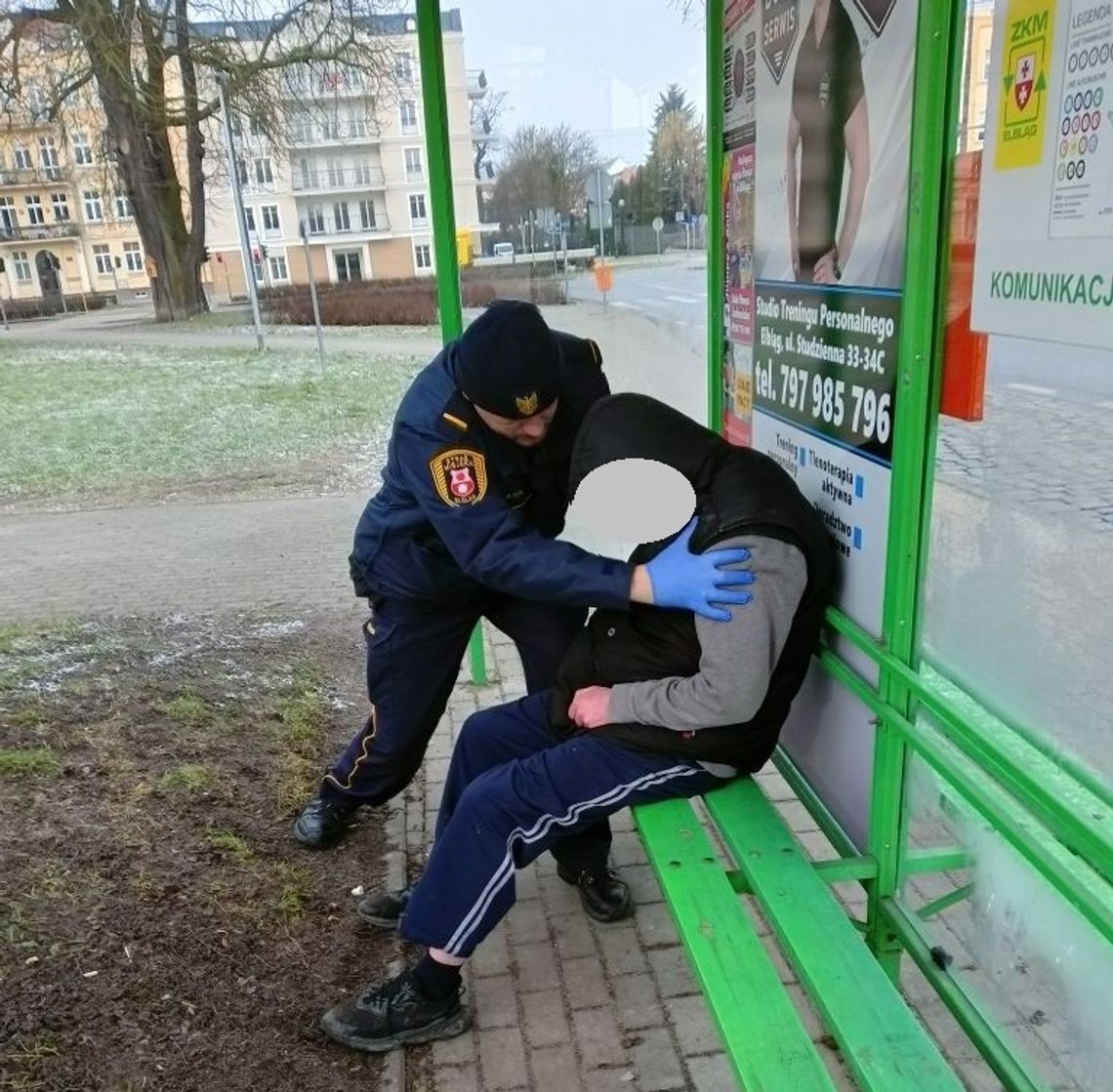 Mężczyzna na przystanku potrzebował natychmiastowej pomocy