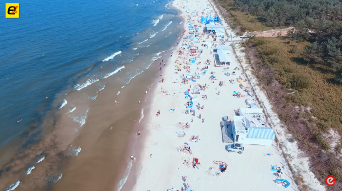 Mężczyzna zmarł na plaży. Parawany utrudniły pomoc