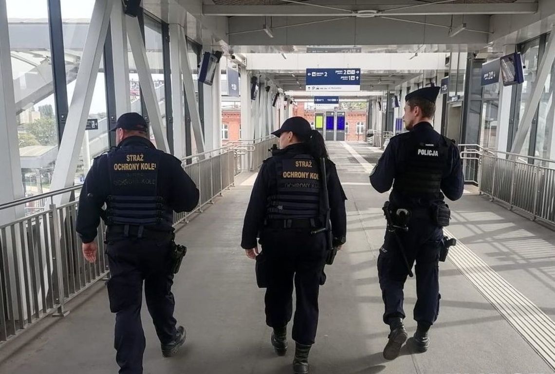 Mieszkaniec Elbląga ukrywał się przed prokuraturą. Wpadł na dworcu z amfetaminą