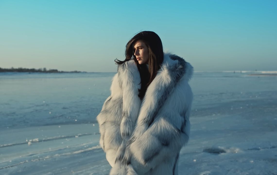 Mikoszewo jak Arktyka! Zobacz nowy klip Roxie Węgiel [WIDEO]