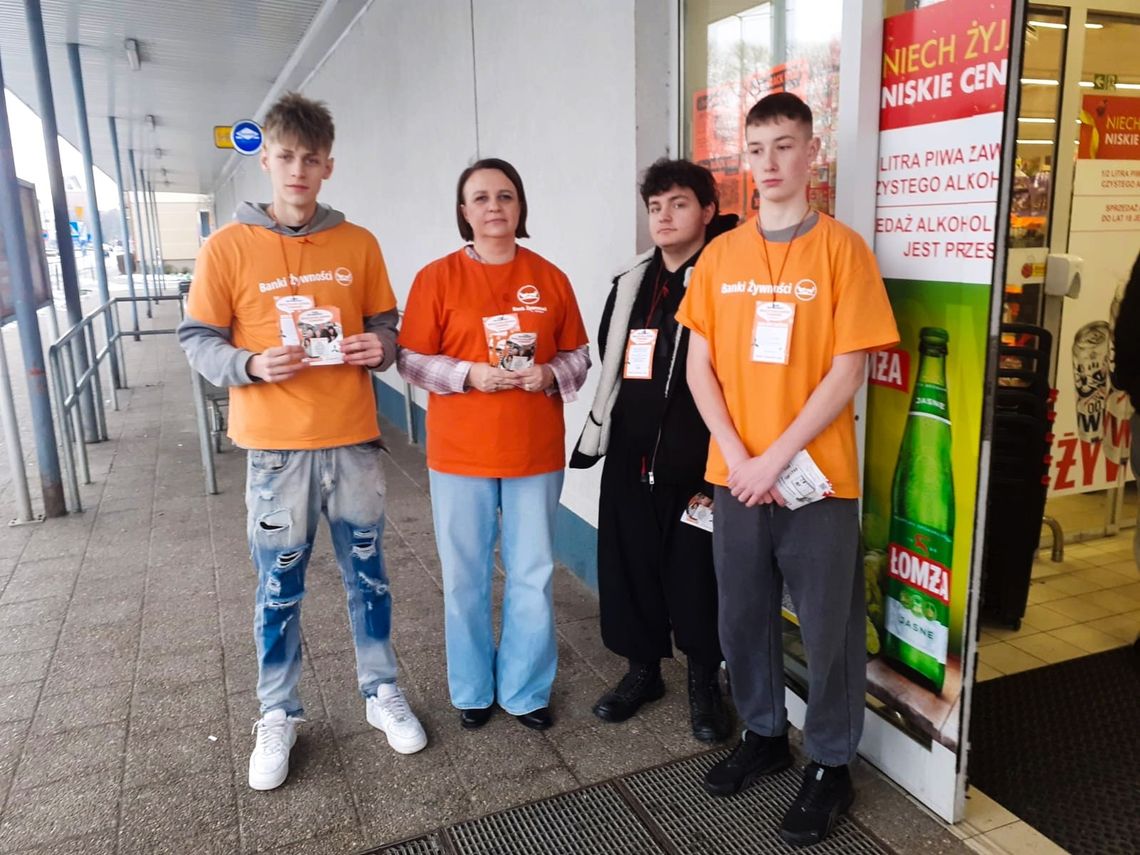 Młodzi wolontariusze pomagają w zbiórce żywności w Elbląg