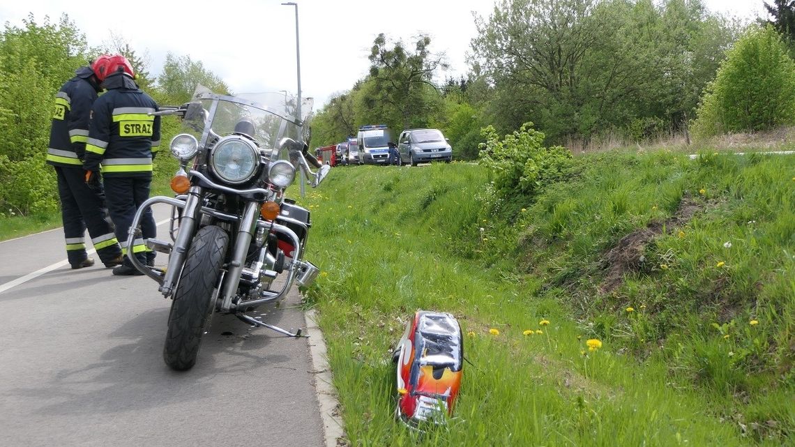 Motocyklista z dzieckiem wjechał do rowu Motocyklista z dzieckiem wjechał do rowu