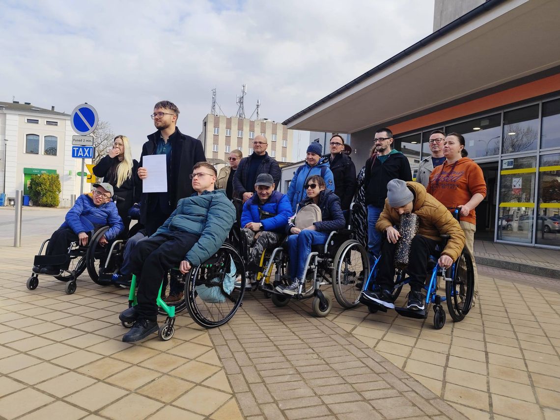 Mówili o barierach na dworcu w Elblągu. „Nie każdy może tu sam wsiąść do pociągu”
