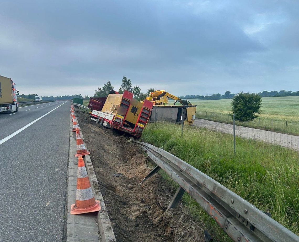 Na S7 przewróciła się ciężarówka. Dziś była wyciągana [FOTO]