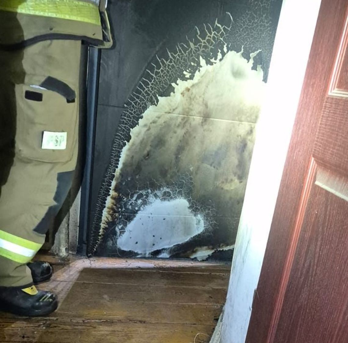 Nie chciała wpuścić go do domu, więc podpalił jej drzwi Nie chciała wpuścić go do domu, więc podpalił jej drzwi