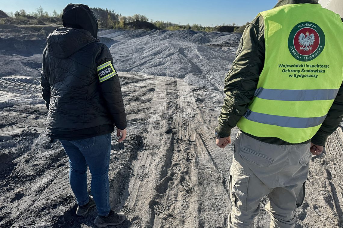 Nocne konwoje śmieci i milionowe straty. CBŚP rozbija „mafię odpadową”