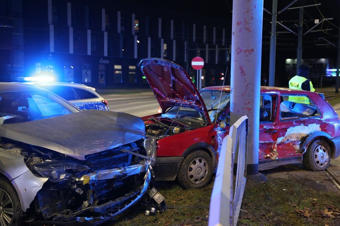 Nocne zderzenie pojazdów na skrzyżowaniu Królewiecka-Płk Dąbka