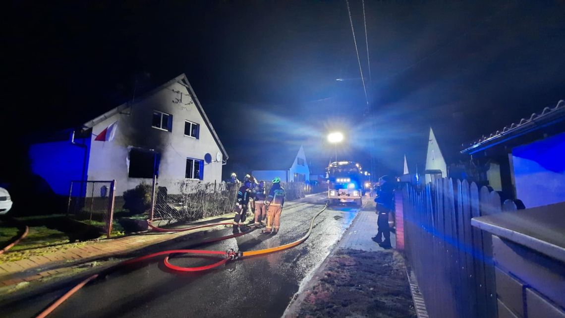 Nocny pożar w Tolkmicku. Kobieta trafiła do szpitala