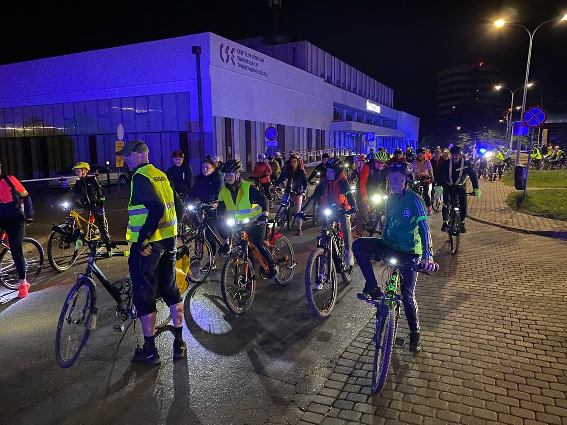 Nocny przejazd rowerami przez Elbląg