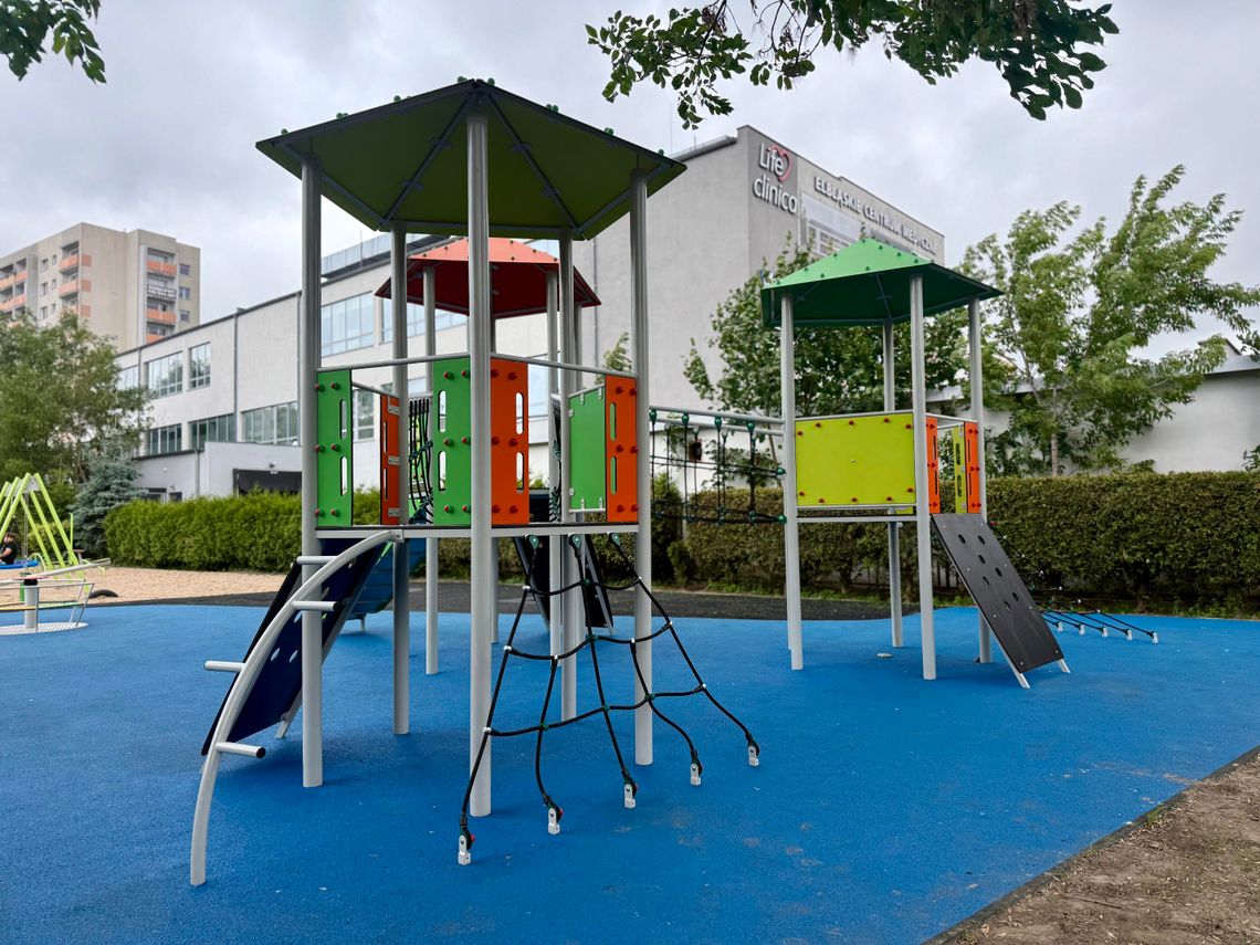 Nowy plac zabaw i siłownia plenerowa przy dwóch elbląskich szkołach Nowy plac zabaw i siłownia plenerowa przy dwóch elbląskich szkołach