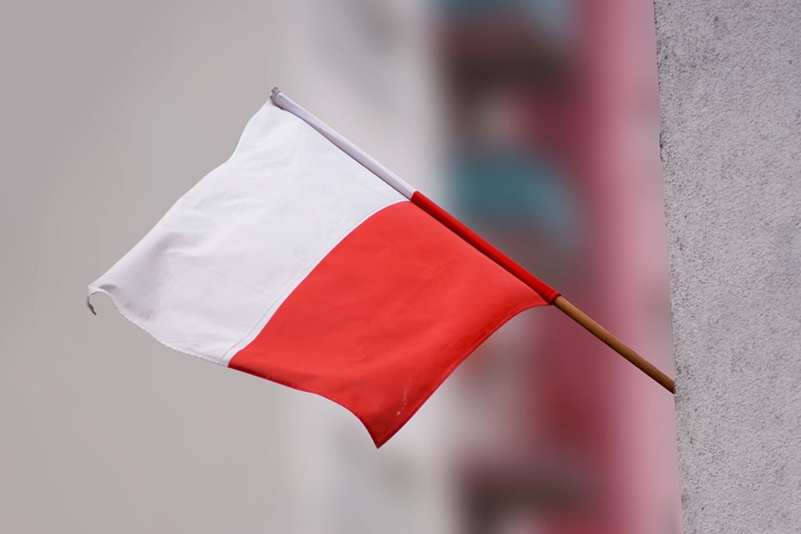 Obywatel Ukrainy w Elblągu znieważył flagę Polski - "wyrwał flagę i wyrzucił do śmietnika"