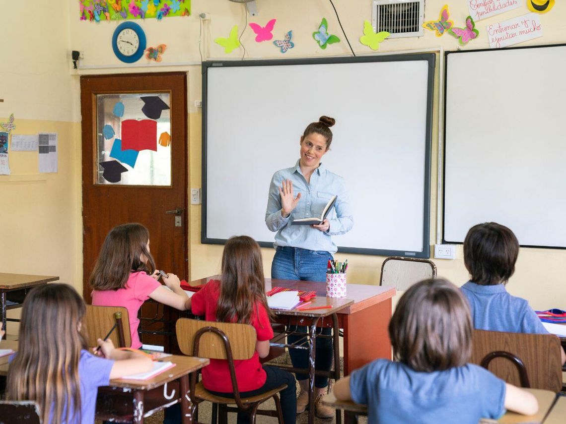 Od goździka do smartfona. Jak zmieniły się prezenty na Dzień Nauczyciela? Od goździka do smartfona. Jak zmieniły się prezenty na Dzień Nauczyciela?