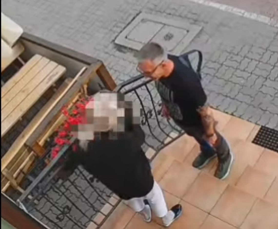 Odebrał foliową paczkę z pieniędzmi. Szuka go policja