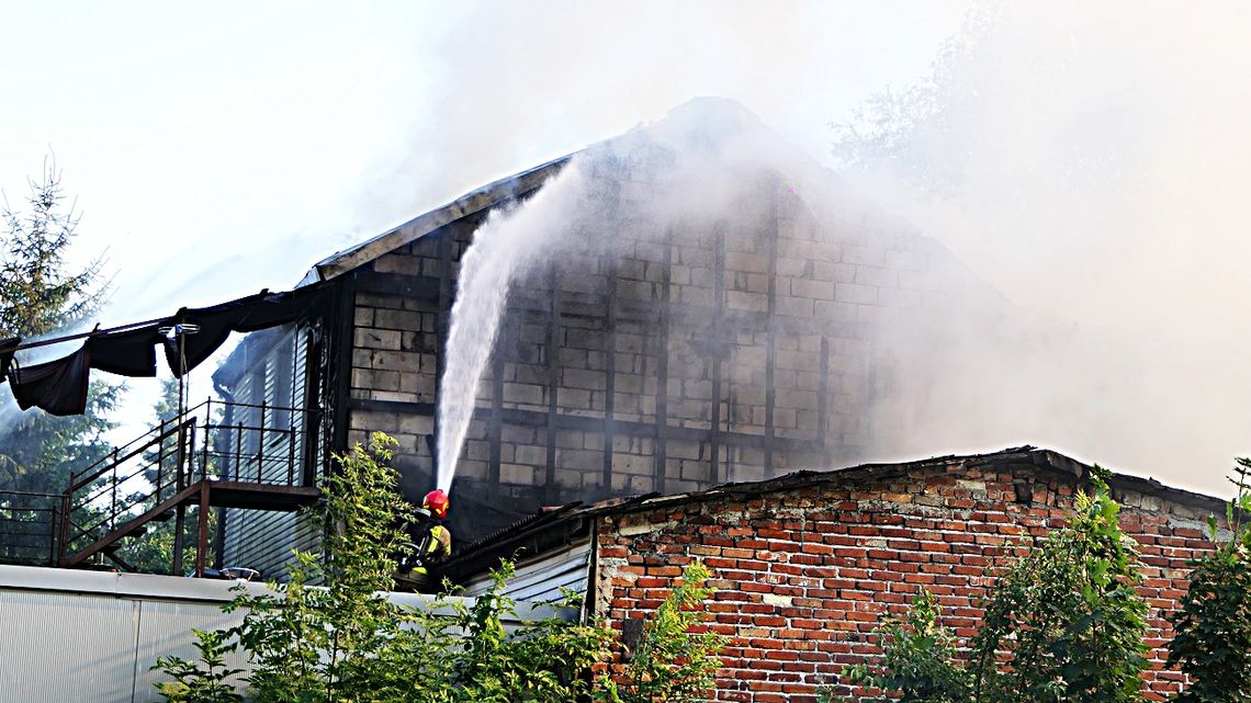 Ogromny pożar budynku przy ulicy Grochowskiej [ZDJĘCIA]