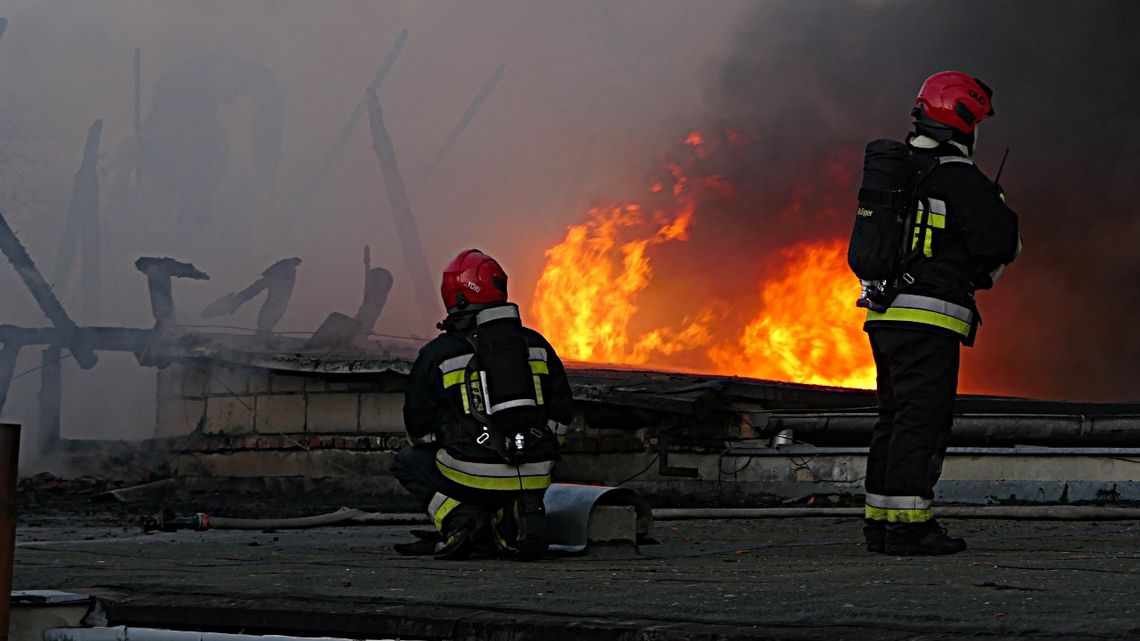 Ogromny pożar w Dąbrowie. Z żywiołem walczy blisko 30 strażaków [ZDJĘCIA]