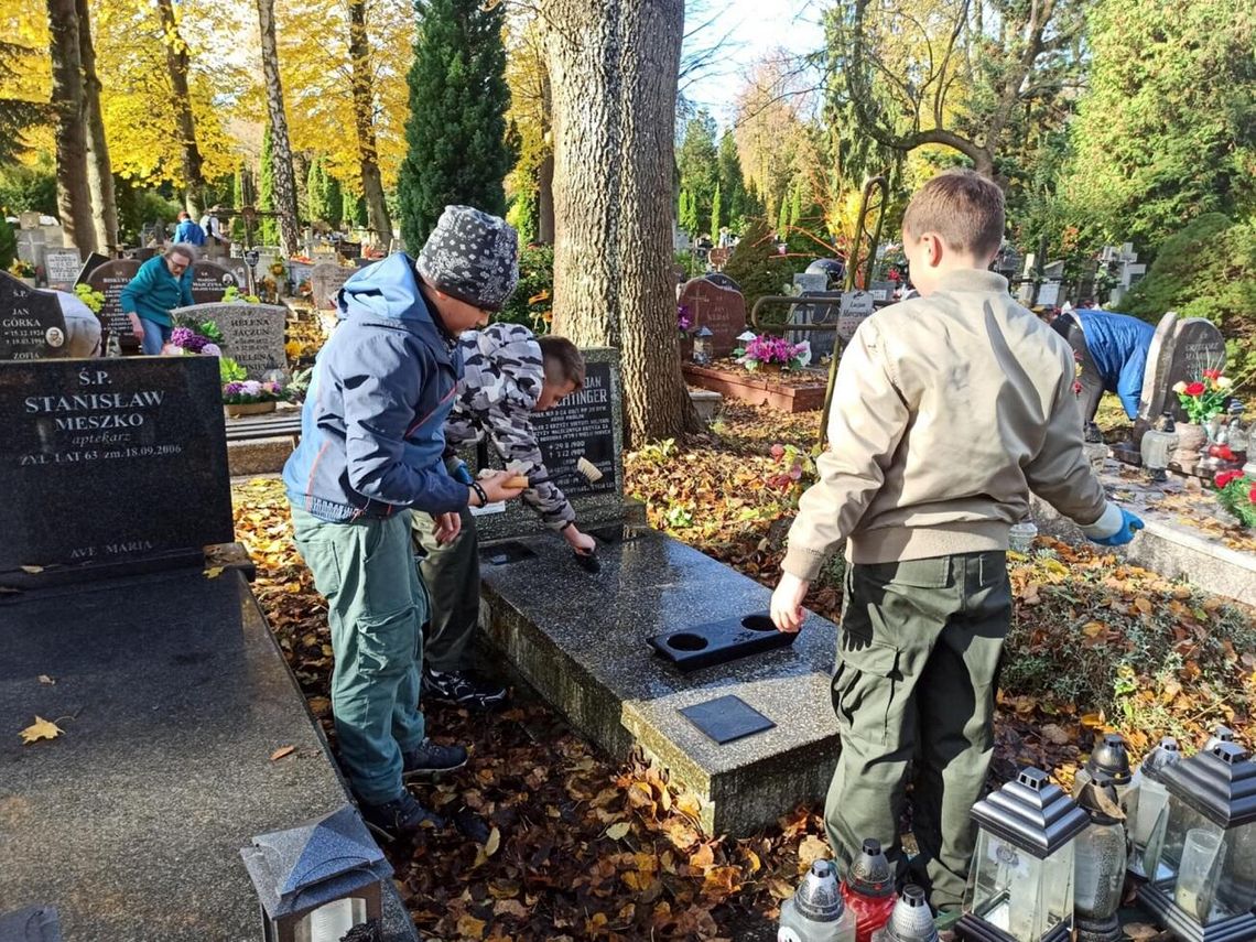 Pamięć, która nie gaśnie. Akcja harcerzy na elbląskich cmentarzach Pamięć, która nie gaśnie. Akcja harcerzy na elbląskich cmentarzach