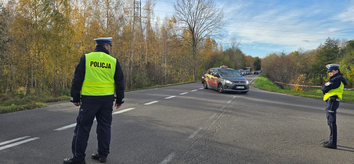 Parkingi na cmentarzu Dębica pełne!