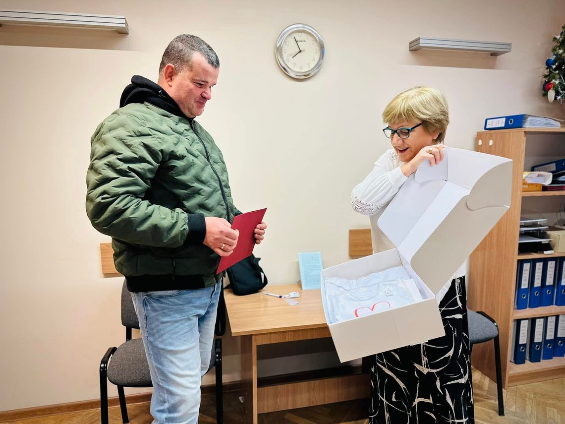 Pierwsza „Wyprawka dla malucha” odebrana przez dumnego tatę Pierwsza „Wyprawka dla malucha” odebrana przez dumnego tatę