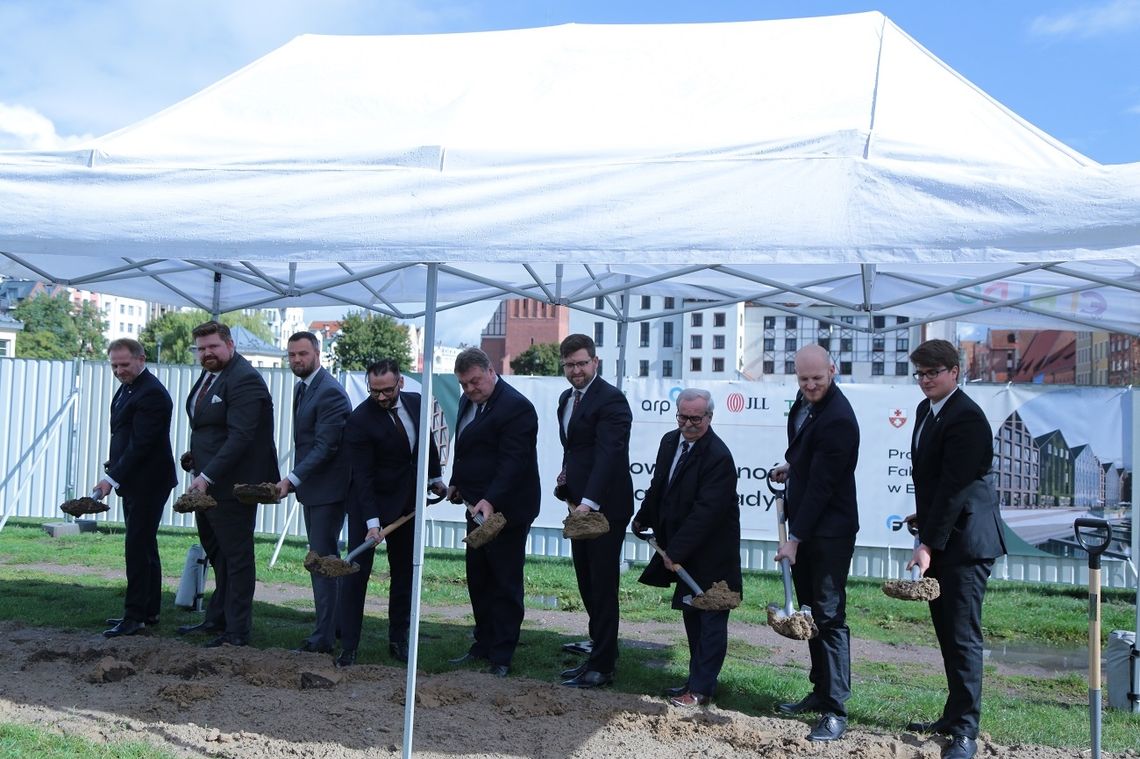 Pierwsze łopaty pod Porta Mare na Wyspie Spichrzów wbite!