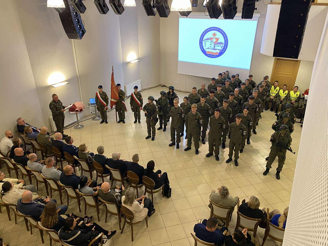 Pierwszoklasiści z ZSEiO złożyli wojskowe ślubowanie [GALERIA ZDJĘĆ]
