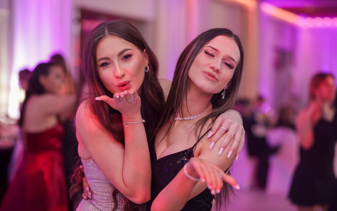 Pierwszy krok w dorosłość. IV LO zatańczyło swojego poloneza [GALERIA ZDJĘĆ]