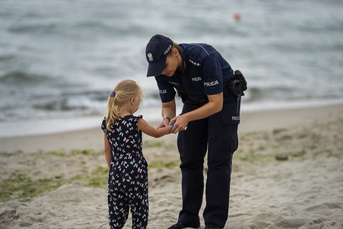 Plażujesz z dzieckiem? Pamiętaj o opasce "niezgubce"