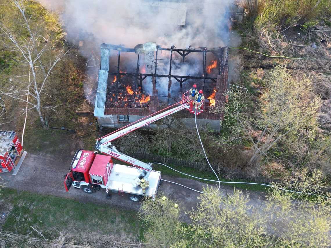 Płomienie pojawiły się o świcie. Z żywiołem walczyło 25 strażaków [FOTO]