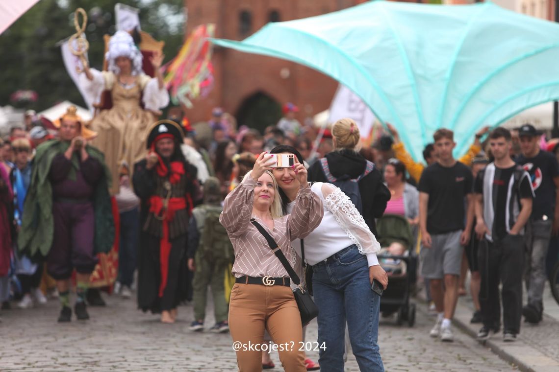 Pływająca scena, parada uliczna i koncerty. Już w ten weekend w Elblągu Pływająca scena, parada uliczna i koncerty. Już w ten weekend w Elblągu