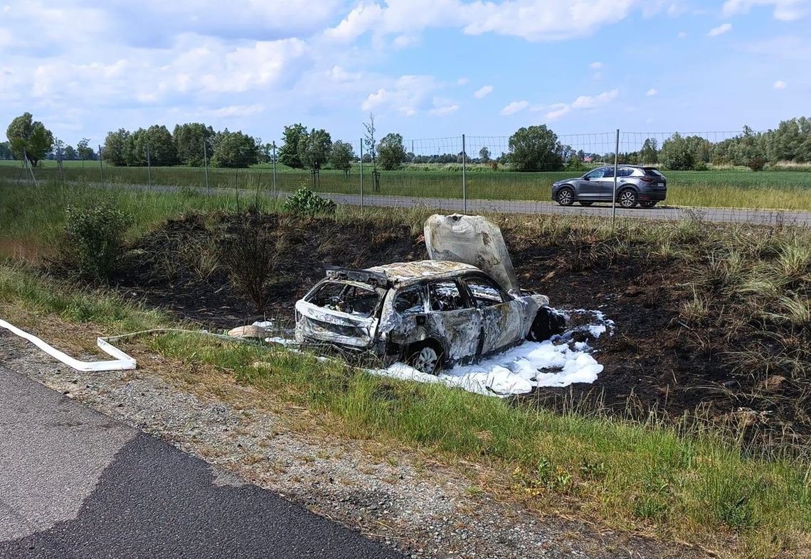 Po kolizji auto spłonęło doszczętnie. Całkowita blokada S7 w kierunku Gdańska [FOTO]