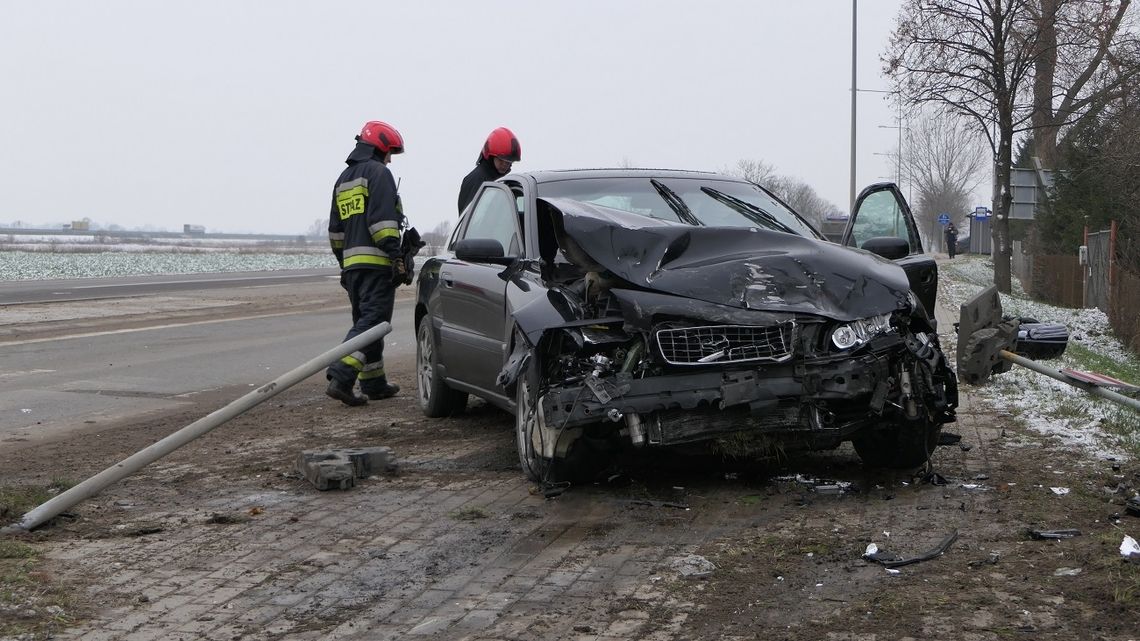 Pobojowisko na starej siódemce. BMW zderzył się z Volvo