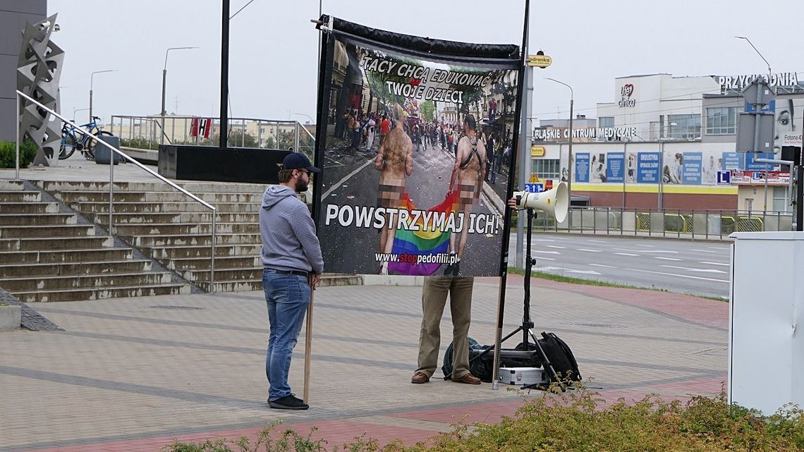 Pod Centrum Handlowym Ogrody odbyła się pikieta "Stop Pedofilii"