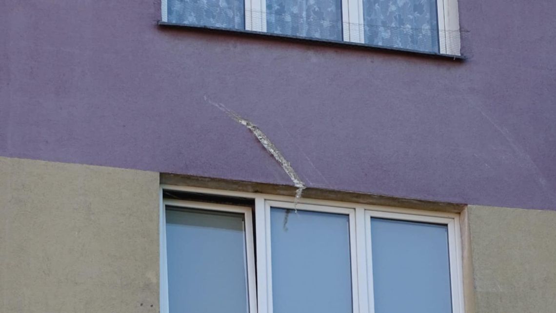 Podnośnik oderwał się od ziemi i przechylił się na budynek