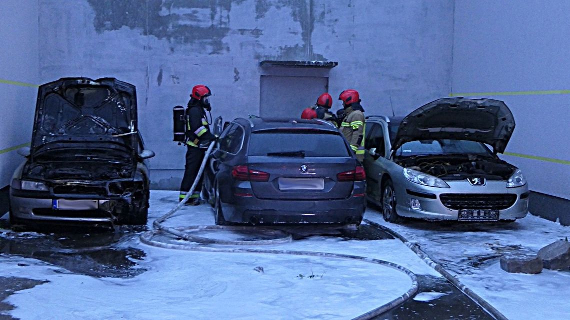 Podpalenie 3 samochodów w Elblągu. Właściciel warsztatu złapał sprawcę