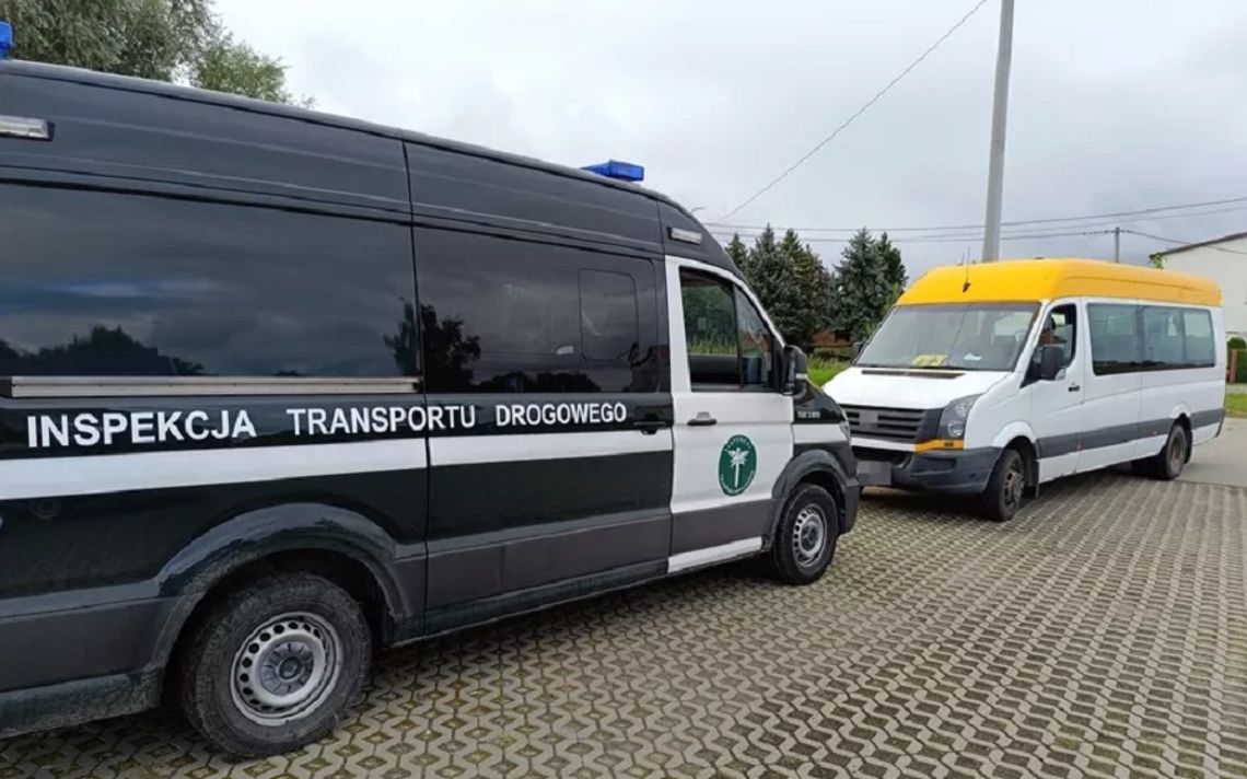 Podróż dzieci do szkoły. Autobus niesprawny, a kierowca bez uprawnień