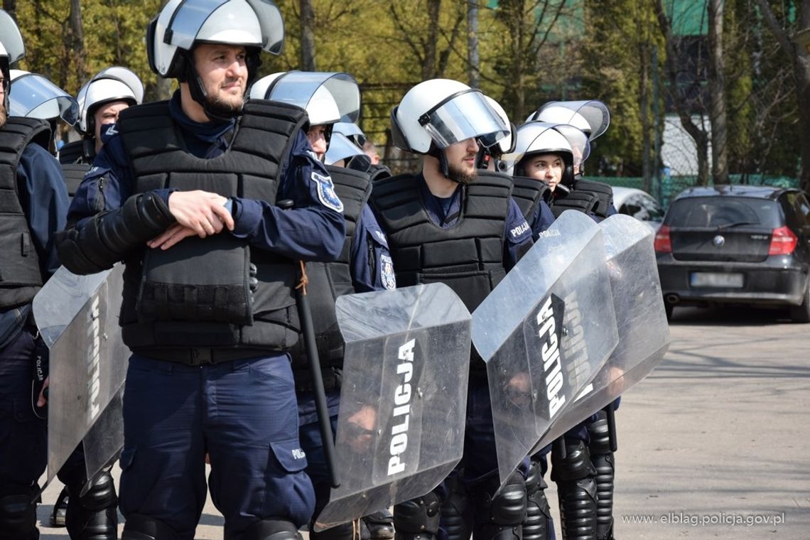 Policjanci ćwiczyli na stadionie w Elblągu [FOTO]