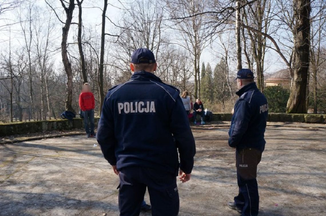 Policjanci na długiej przerwie pod szkołami w Elblągu