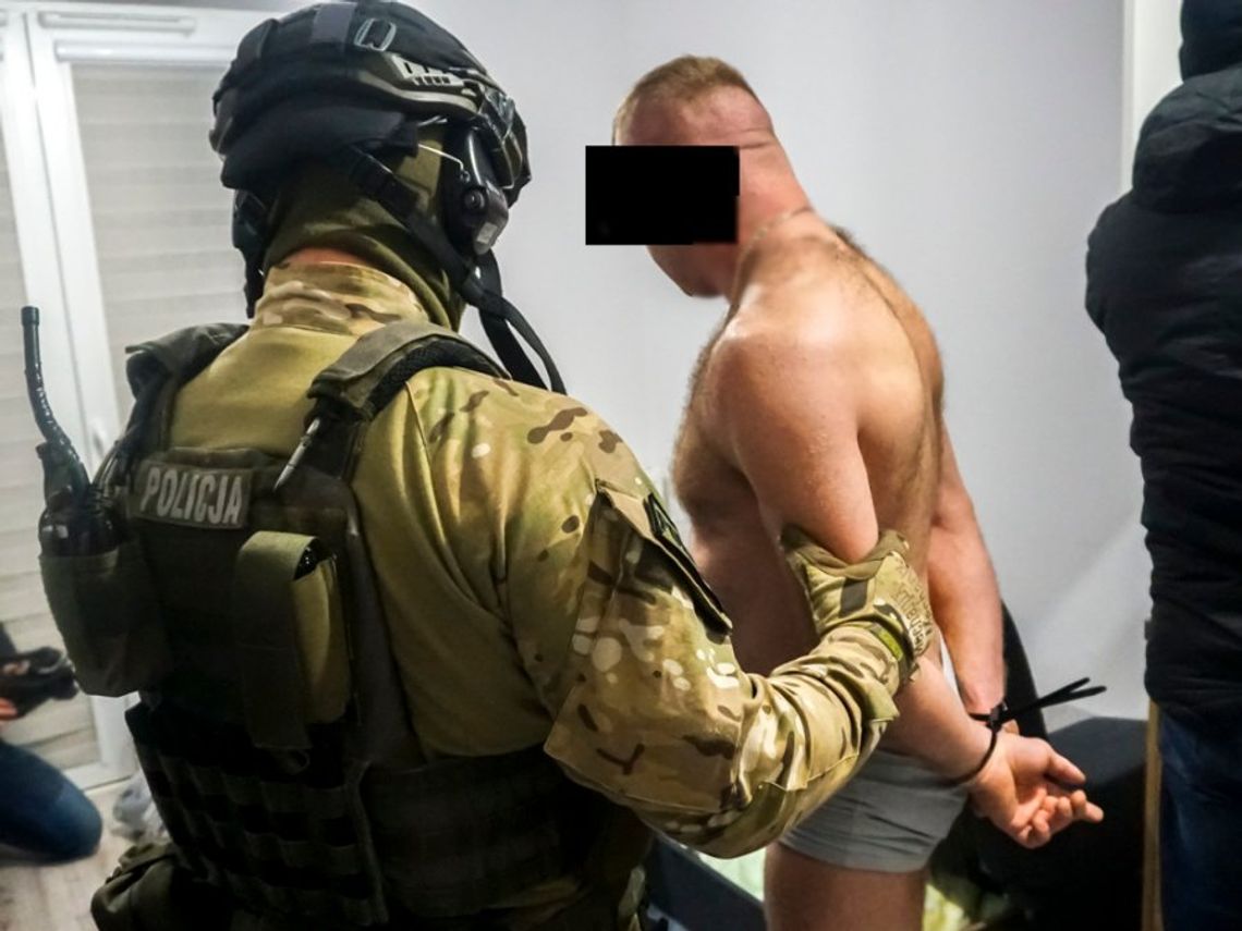 Policjanci wspierani przez antyterrorystów weszli do mieszkań w Elblągu i Warszawie [ZDJĘCIA]
