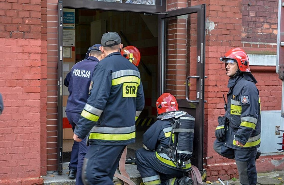 Policjanci wyjaśniają okoliczności pożaru na terenie szkoły podstawowej w Elblągu 
