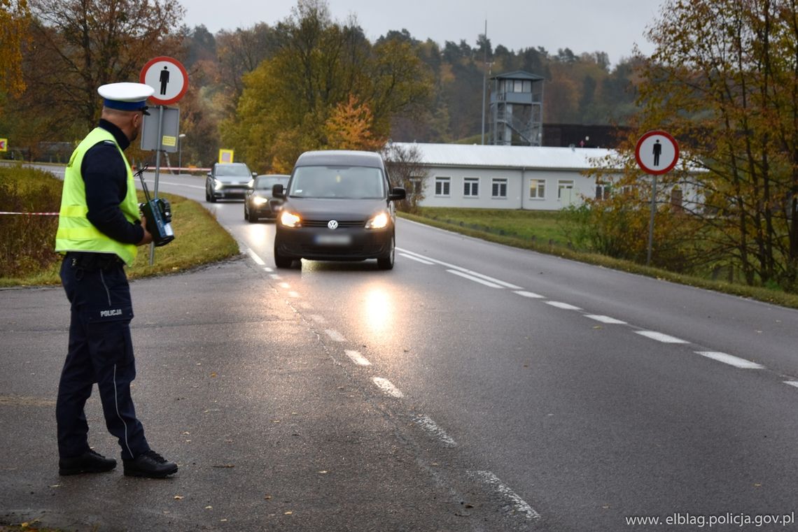 Policjant na skrzyżowaniu. Znasz te sygnały?